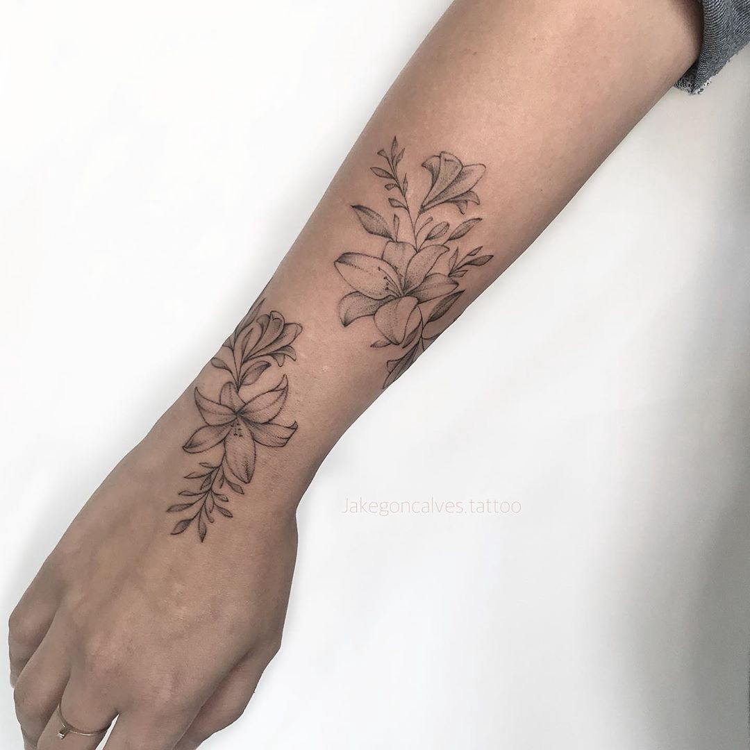 Tatuagem De Flores Delicadas No Antebraço