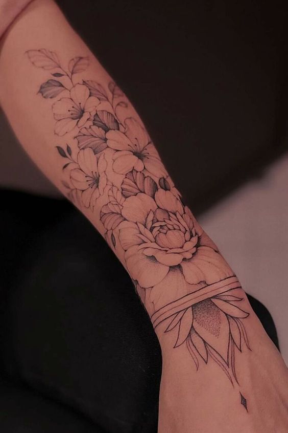 Tatuagem De Flores Delicadas No Antebraço