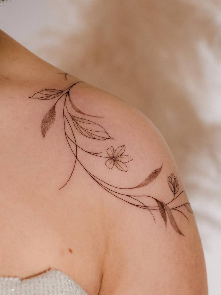 inspiração tatuagem flor ombro delicada