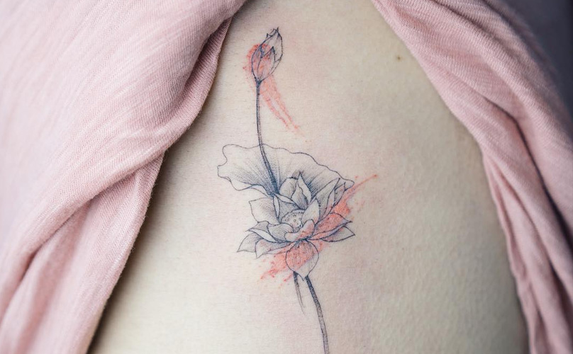 tatuagem de flores no ombro