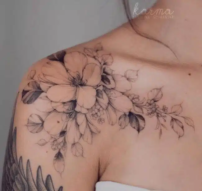 inspiração tatuagem flor ombro delicada