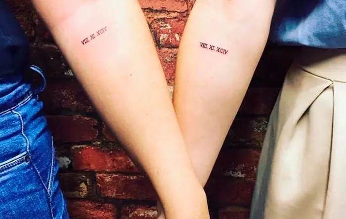 tatuagem de mãe e filha com data