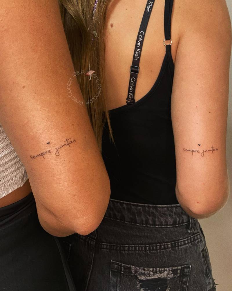 tatuagem de mãe e filha com símbolo