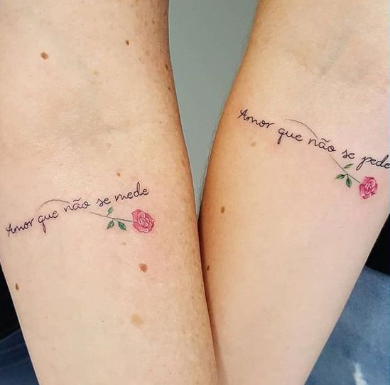 tatuagem de mãe e filha minimalista