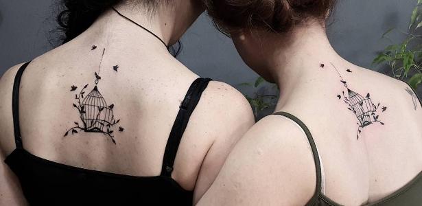 tatuagem de melhores amigas: símbolo de coração com digital
