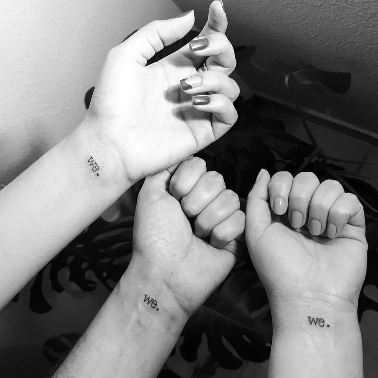 tatuagem de melhores amigas: símbolo de coração com digital