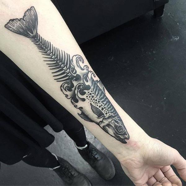 Tatuagem de peixe no pulso