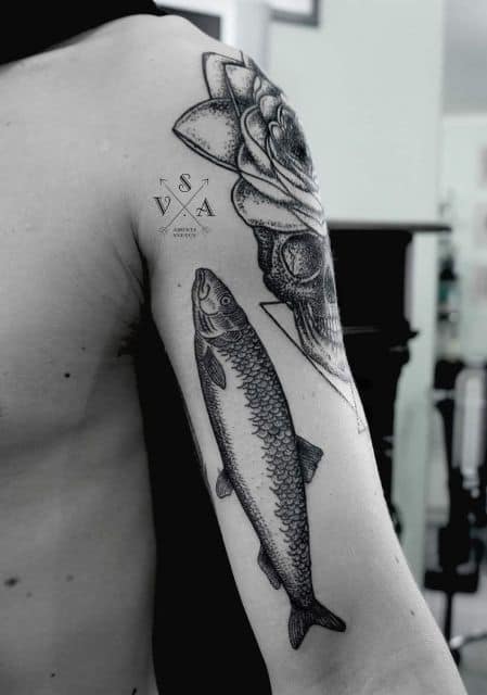 Tatuagem de peixe no tornozelo