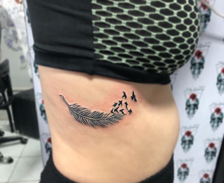 Tatuagem De Pena No Quadril