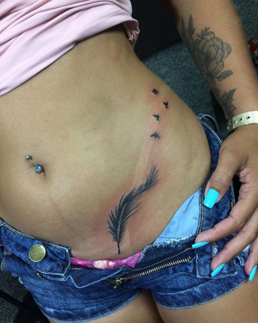 Tatuagem De Pena No Quadril