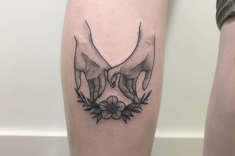 tatuagem pinky promise fine line vs aquarela