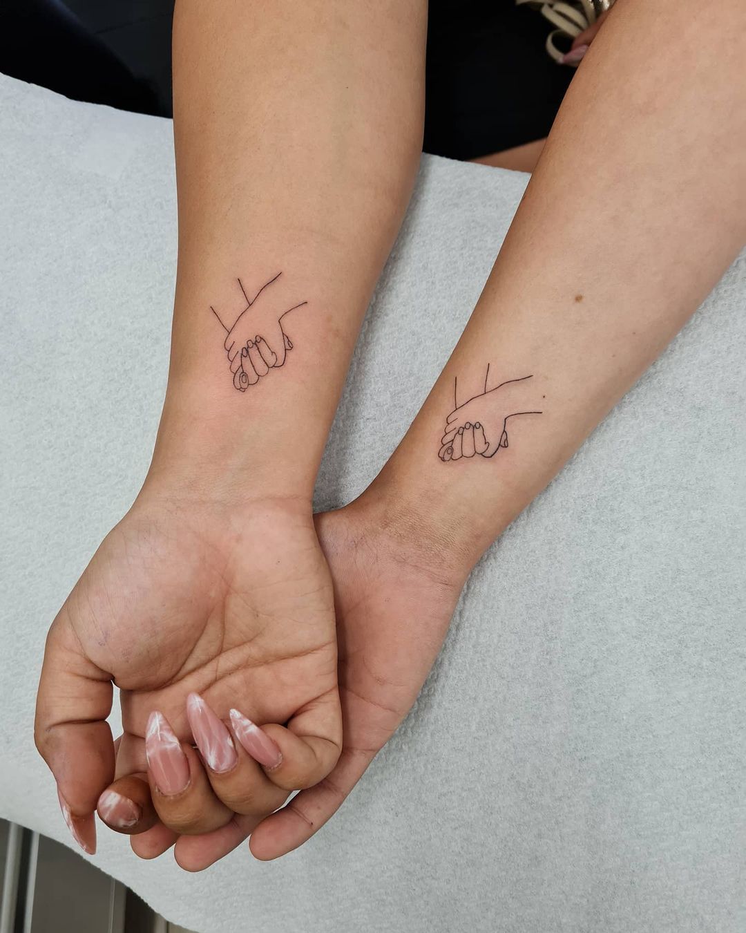 tatuagem de pinky promise para duas amigas