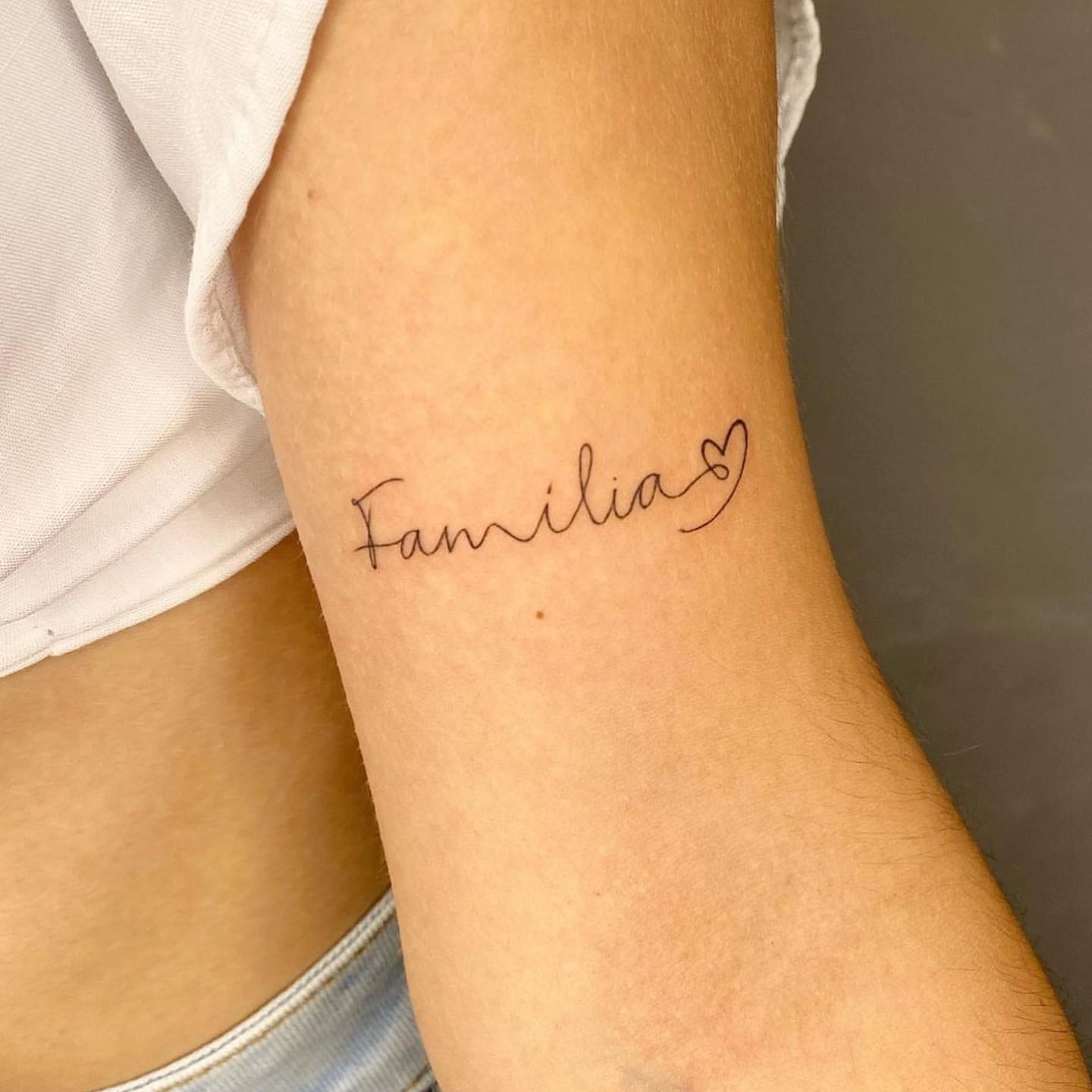 tatuagem familia delicada no pulso