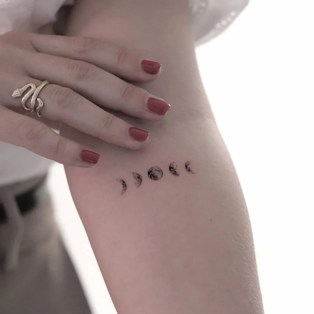 tatuagem fases da lua no pulso significado