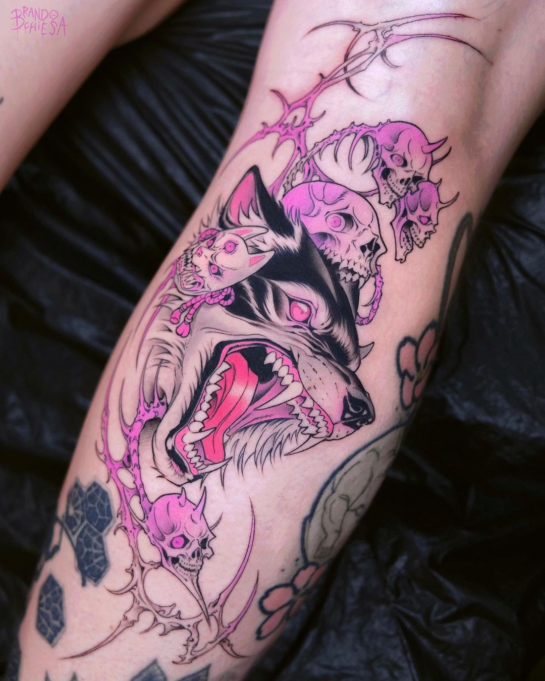 ideias de tatuagem feminina coxa lateral com flores