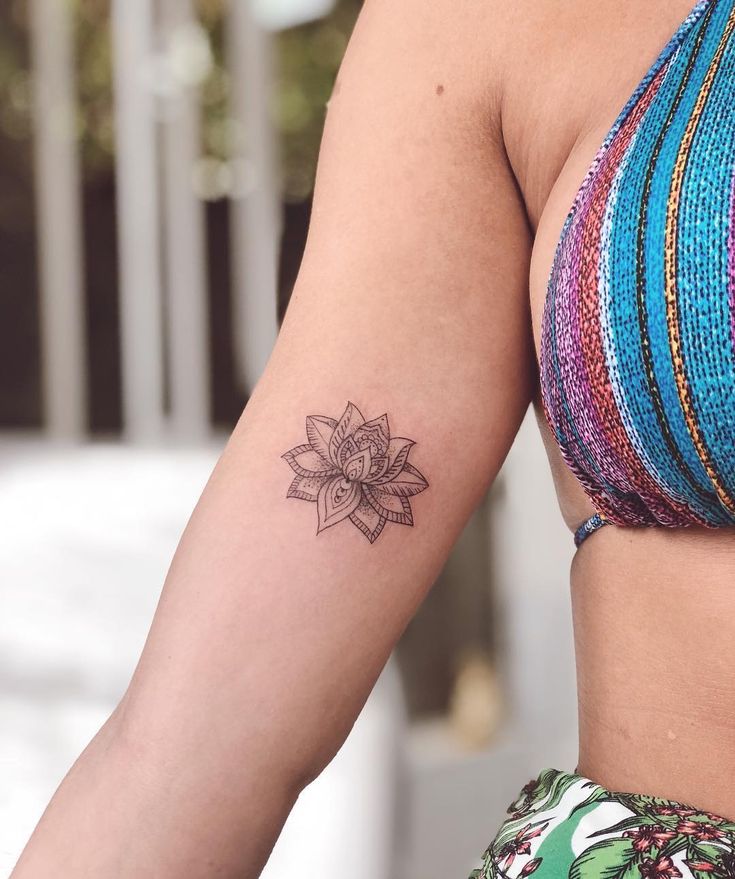 tatuagem delicada de flor de lótus no pulso