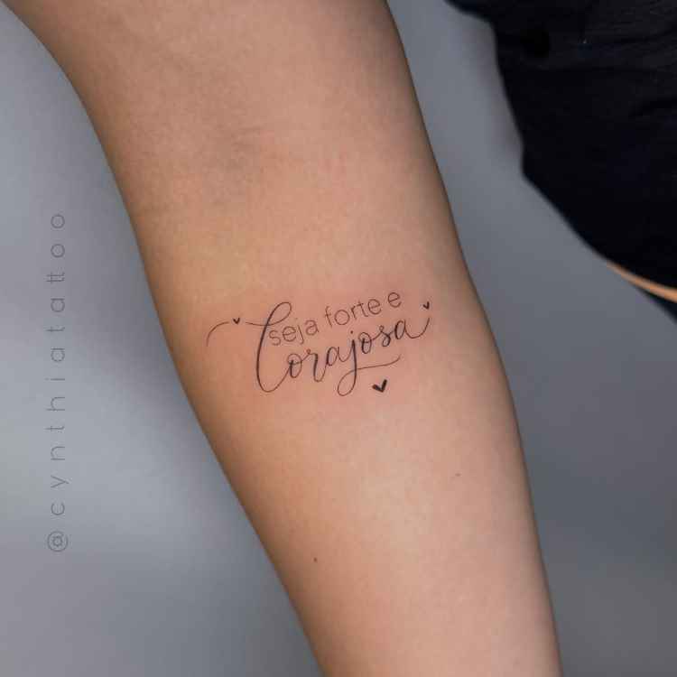 tatuagem feminina delicada no braço frase