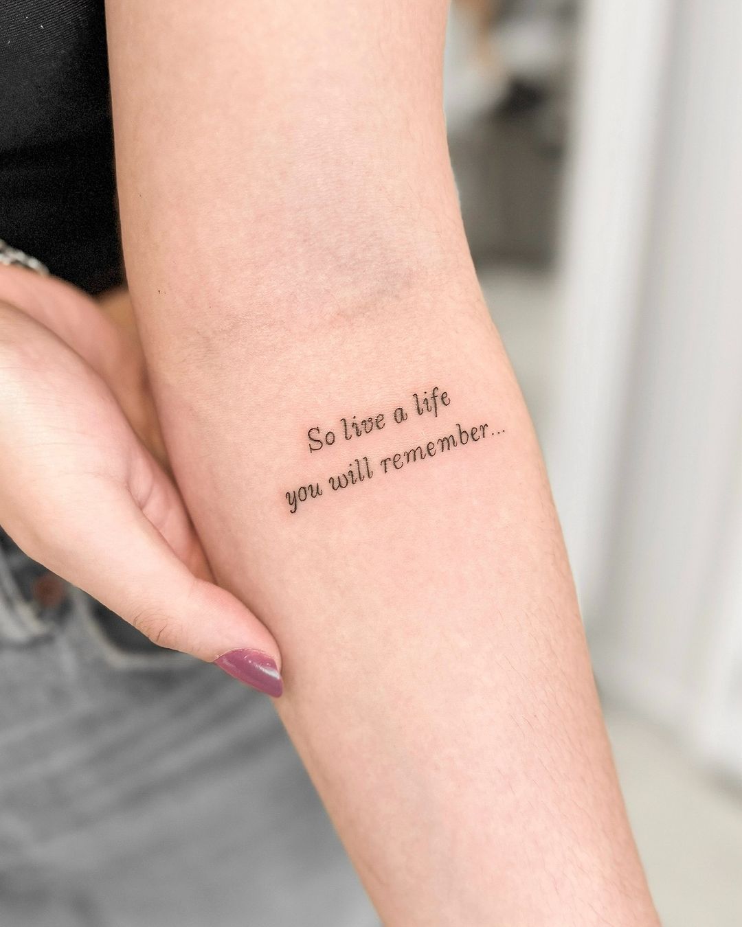 tatuagem feminina delicada no braço frase