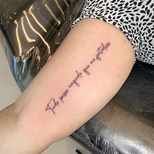 tatuagem feminina delicada no braço frase