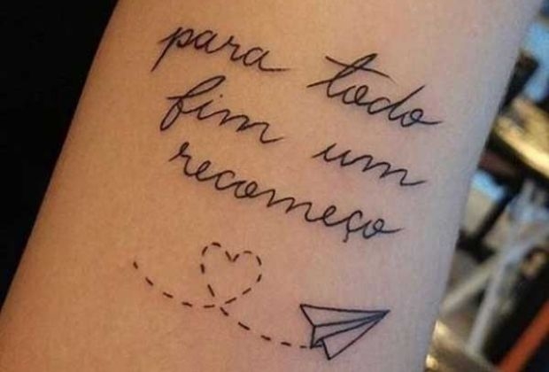 tatuagem feminina delicada no braço frase vs desenho