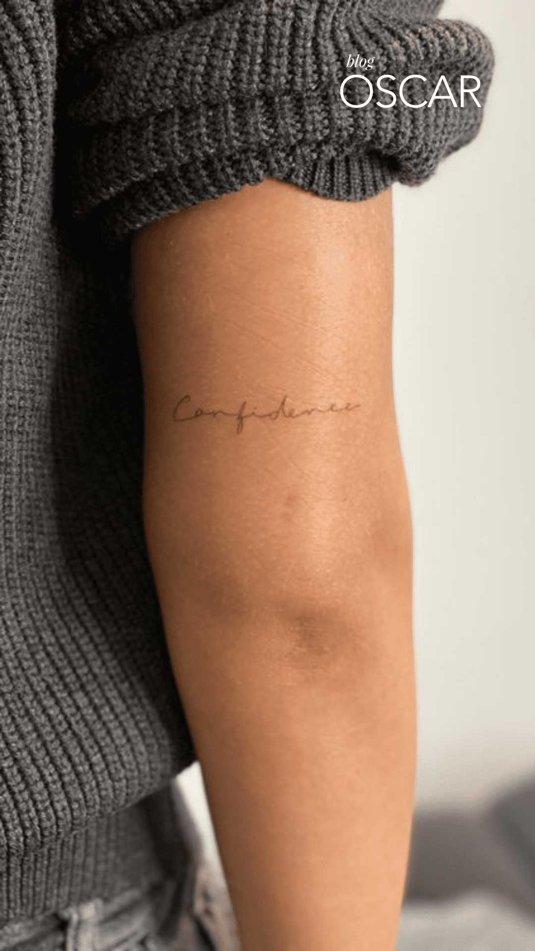 tatuagem feminina delicada no braço frase com flor