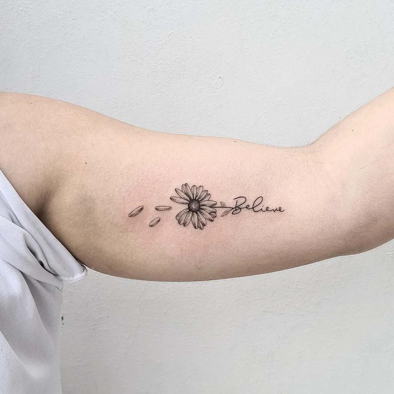 tatuagem feminina delicada no braço frase