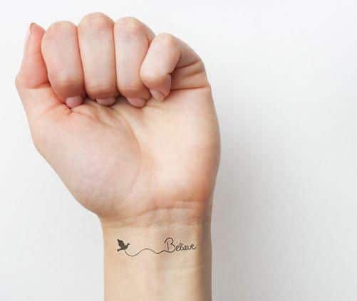 erros comuns ao escolher tatuagem feminina delicada no braço frase