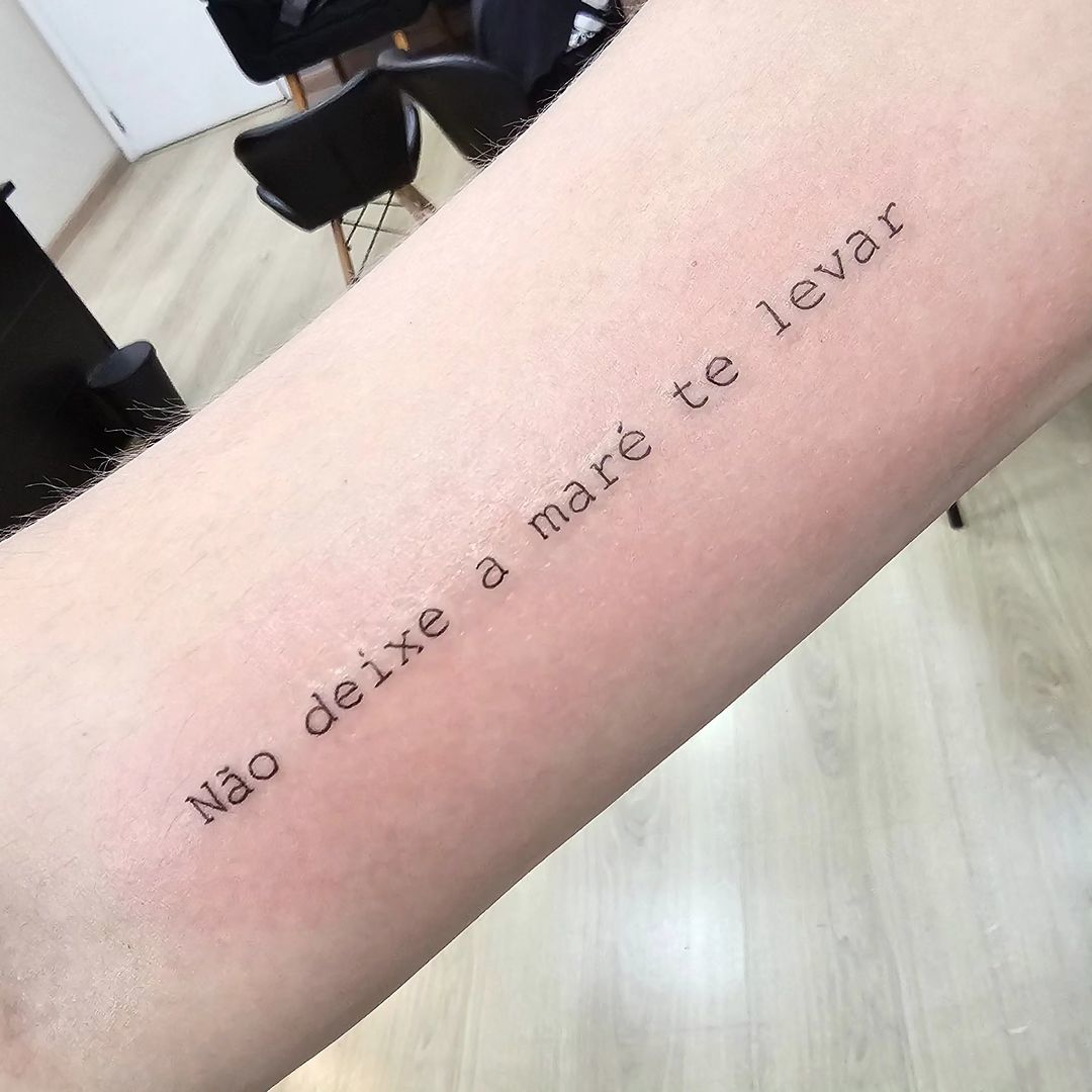 tatuagem feminina delicada no braço frase vs desenho