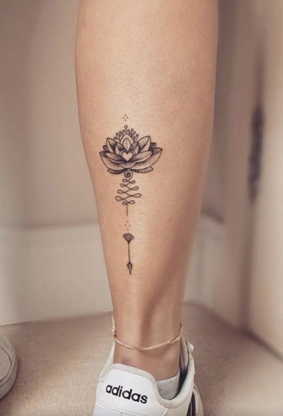 tatuagem feminina na batata da perna