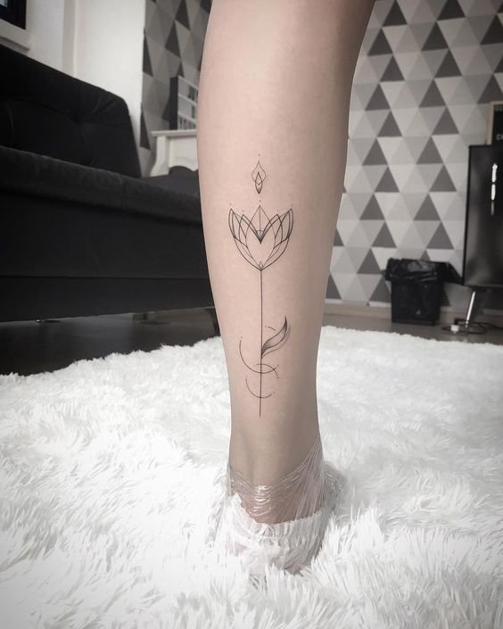 tatuagem feminina na batata da perna