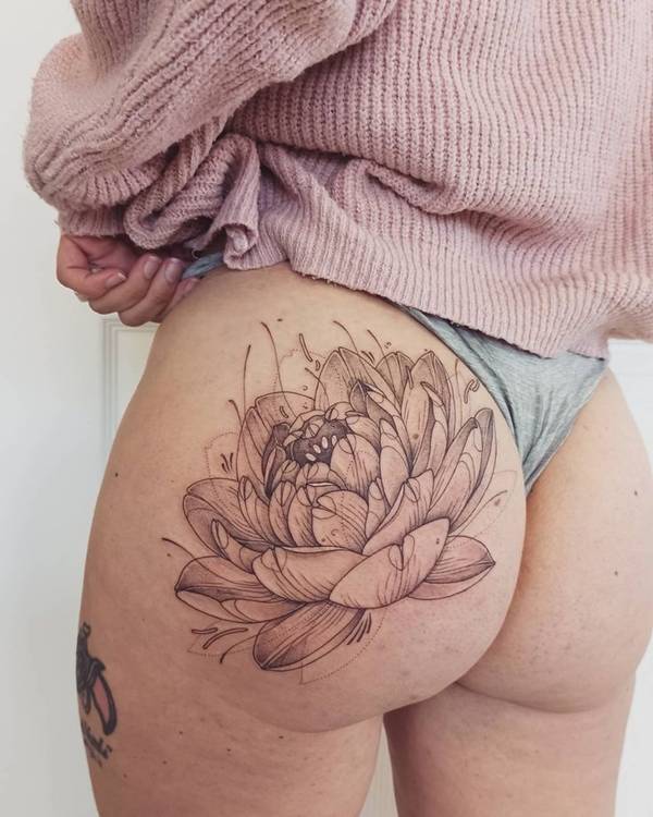 tatuagem de flor delicada na bunda feminina