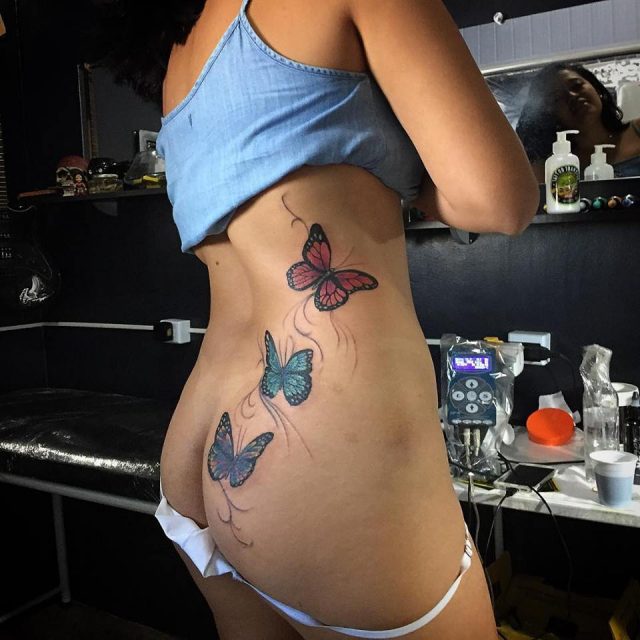 tatuagem feminina na bunda