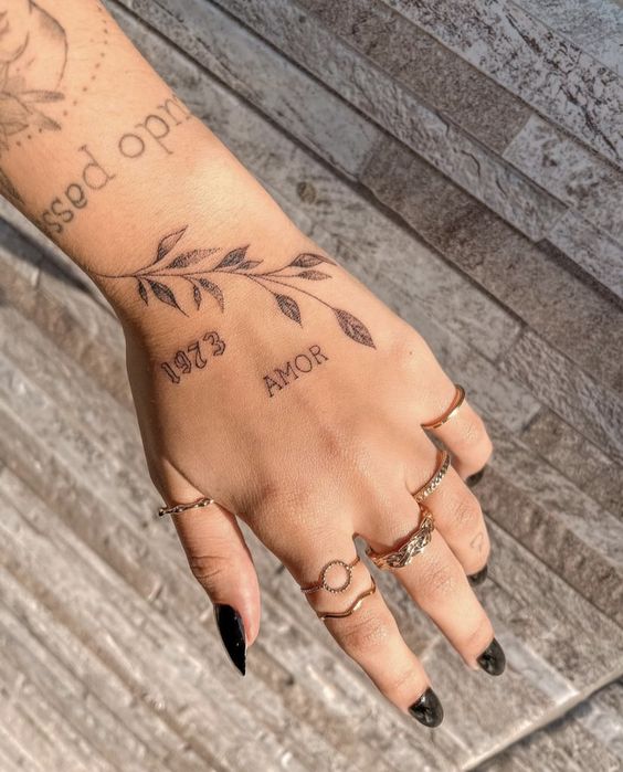 tatuagem feminina nos dedos