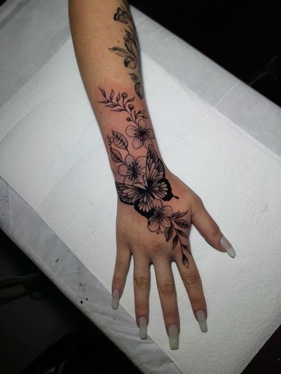 tatuagem feminina entre os dedos