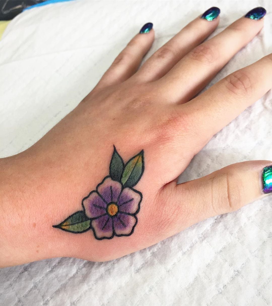 tatuagem feminina mandala mão