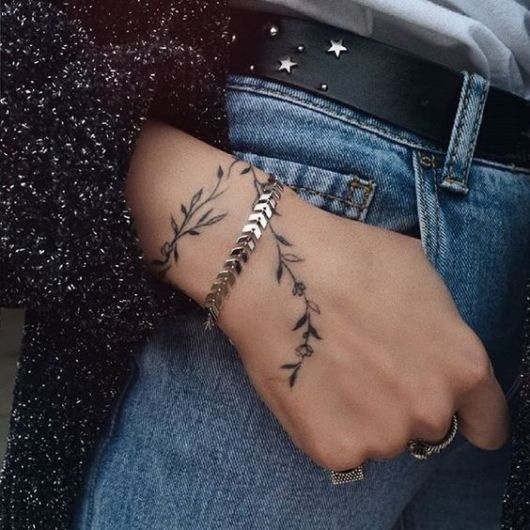 tatuagem feminina estilo mehndi mão