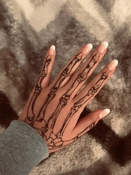 dor tatuagem mão feminina