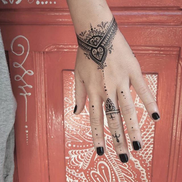 tatuagem feminina nos dedos