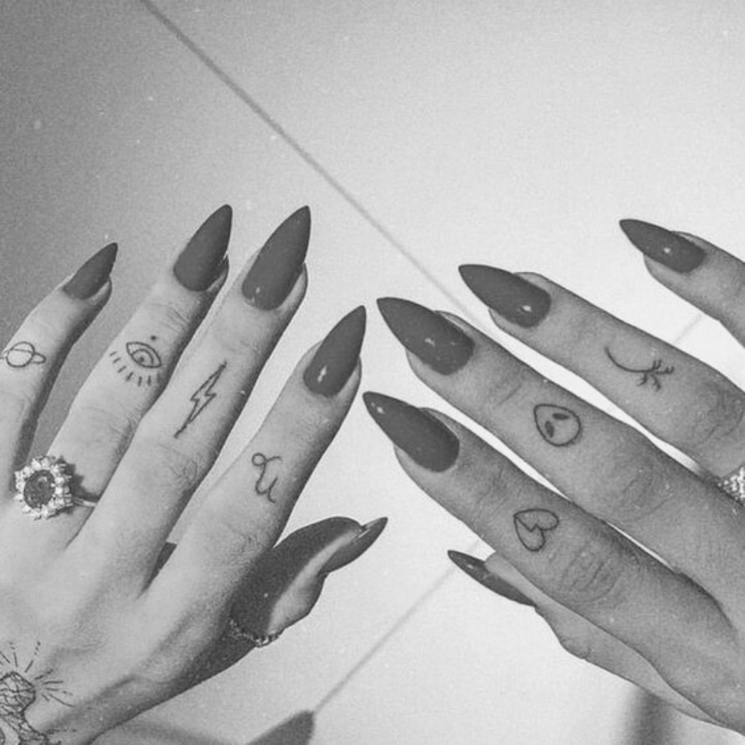 tatuagem feminina no dorso da mão