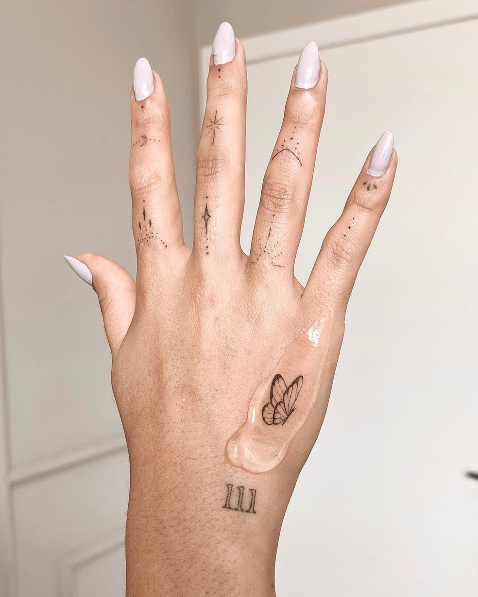 tatuagem feminina na palma da mão