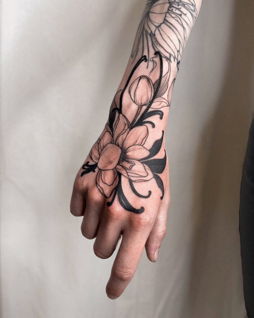 tatuagem feminina delicada mão