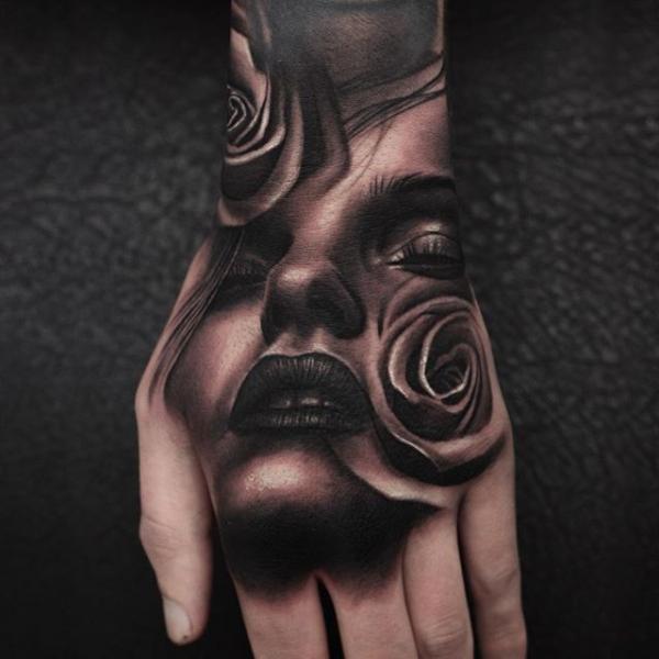 tatuagem feminina pequena mão