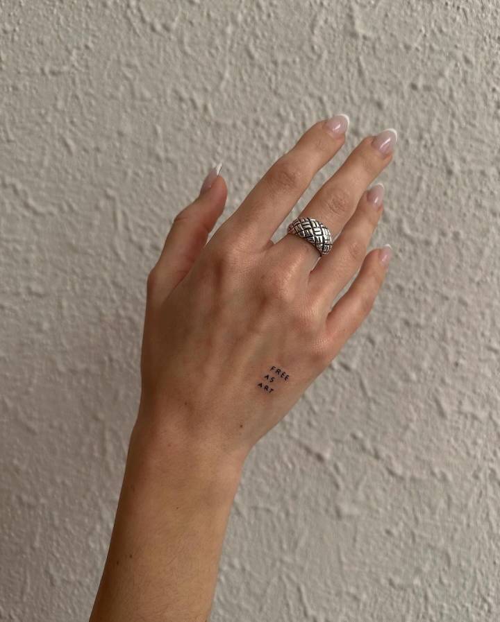 tatuagem feminina escrita mão