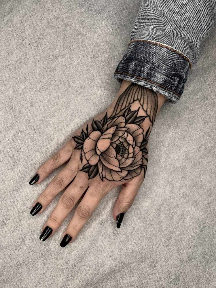 tatuagem feminina no dorso da mão