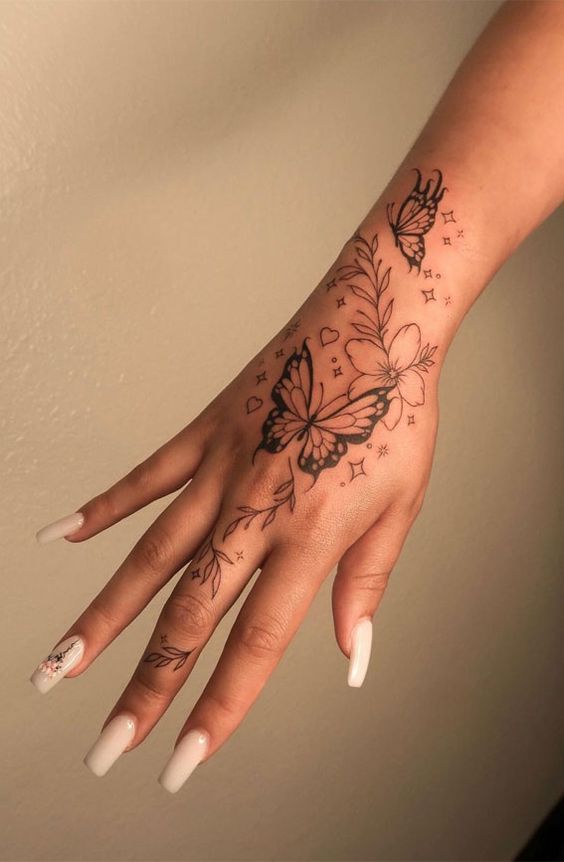 tatuagem feminina pequena mão