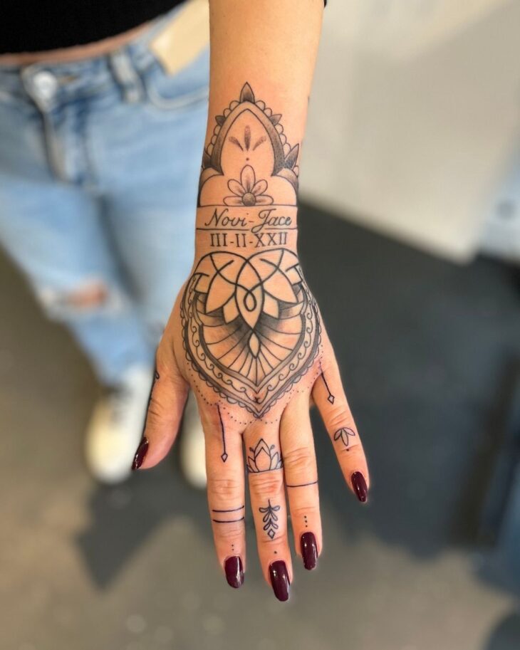 tatuagem feminina escrita mão
