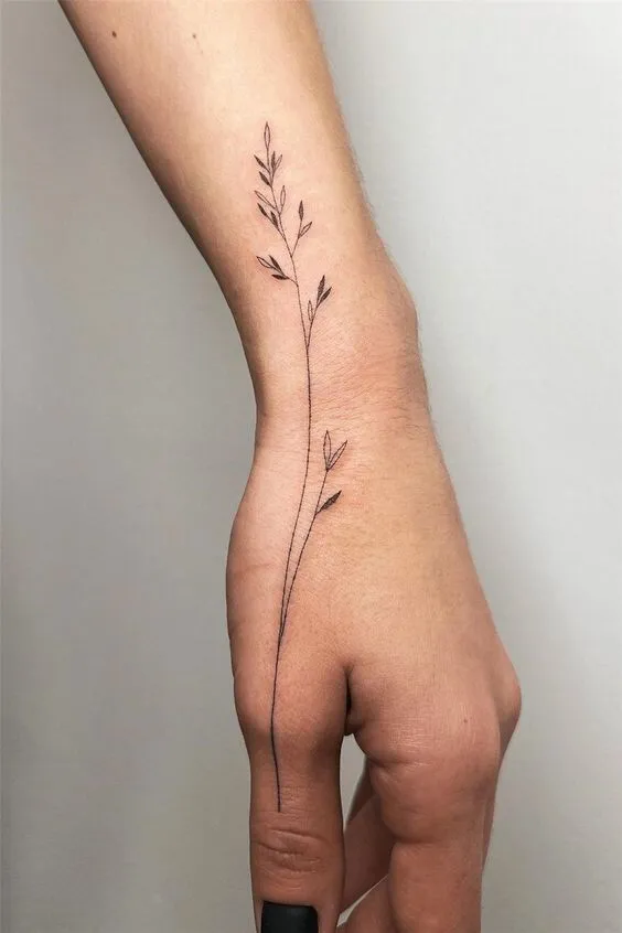 tatuagem feminina flor mão