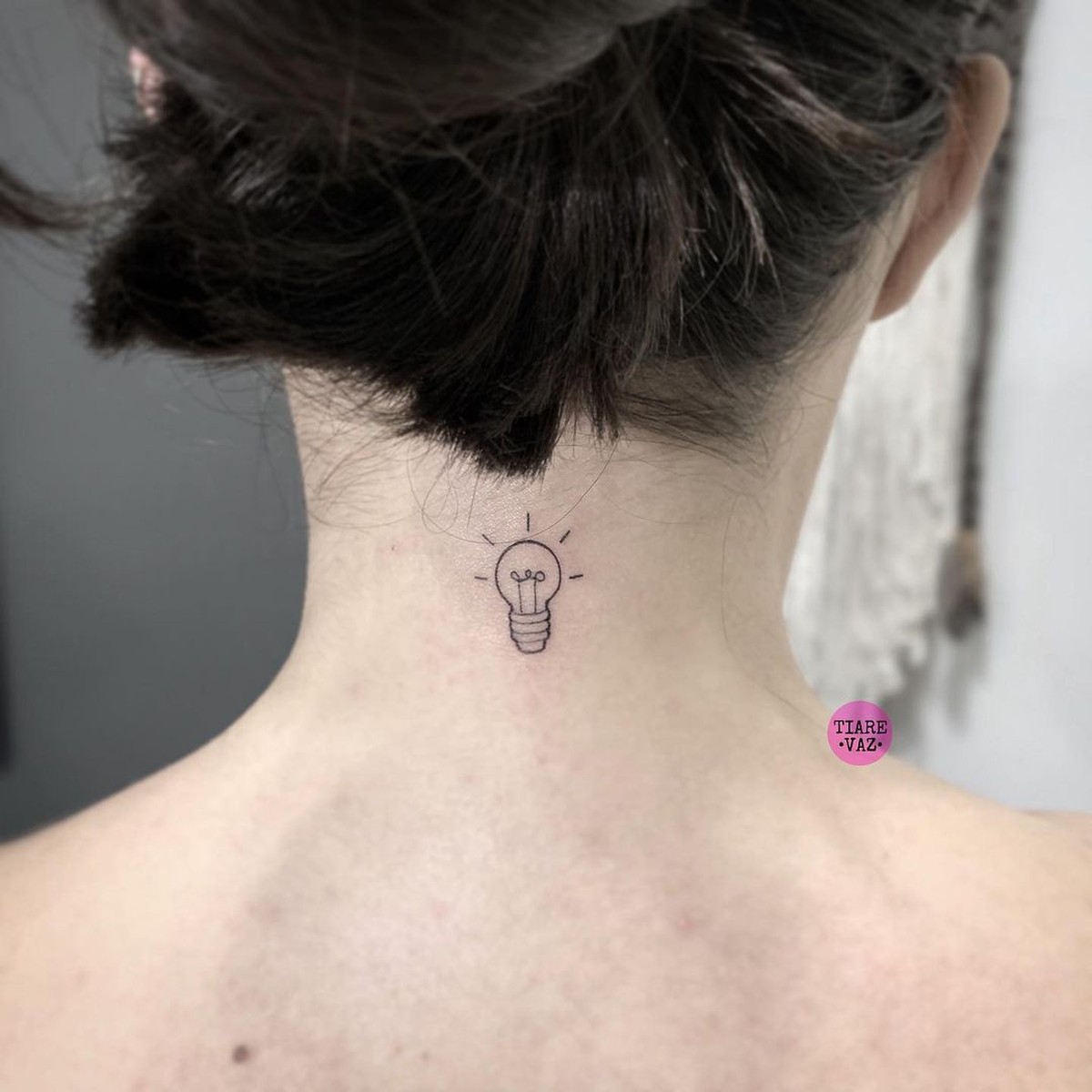tatuagem feminina na nuca