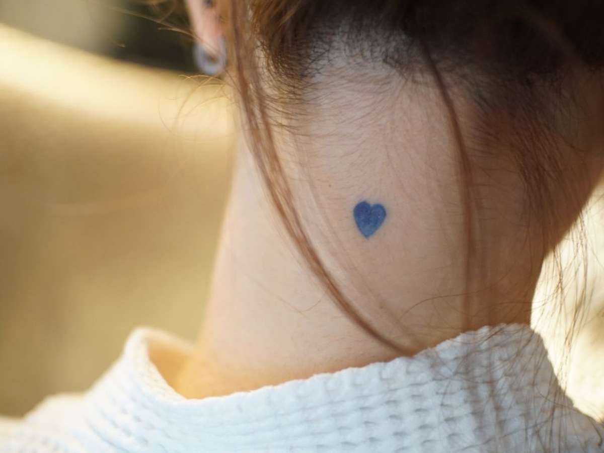 ideias de tatuagem feminina na nuca para inspiração