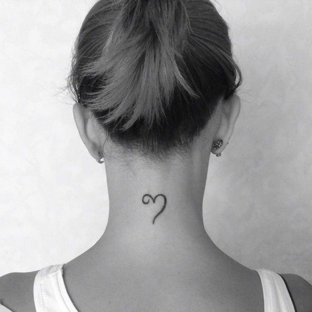 tatuagem feminina na nuca